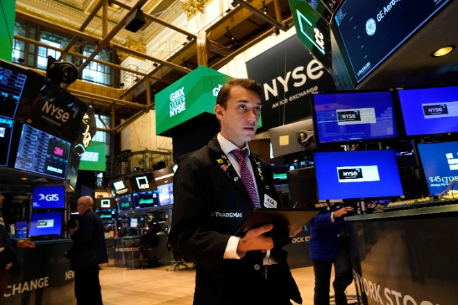 뉴욕증권거래소(NYSE) 트레이더들이 일하고 있다. 사진=연합뉴스/AFP