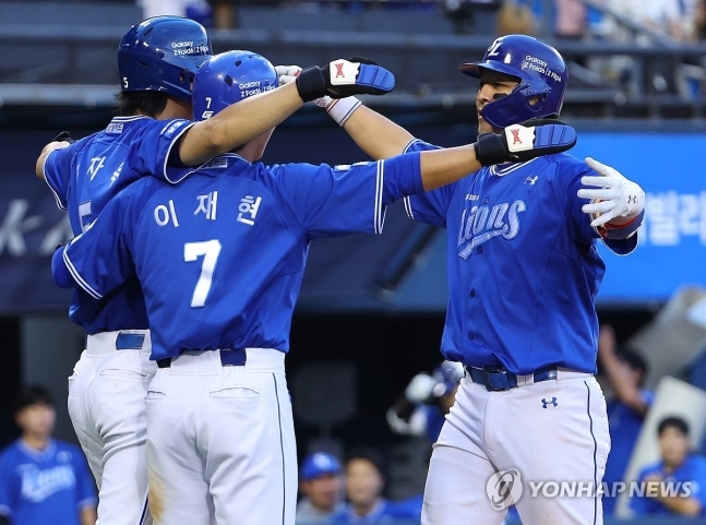 기뻐하는 강민호와 삼성 동료들 / 연합뉴스