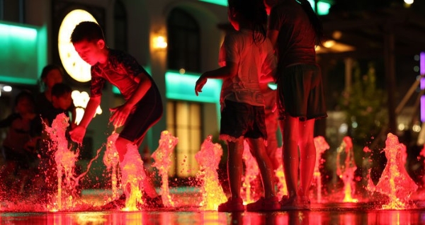 서울에 관측이래 최장 기간 열대야가 지속되고 있는 16일 오후 서울 종로구 광화문광장 분수대에서 아이들이 물놀이를 하며 더위를 식히고 있다.