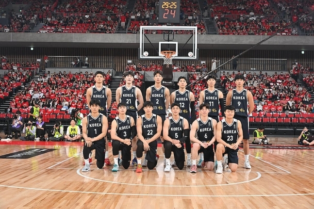 기념촬영하는 남자농구 대표팀
