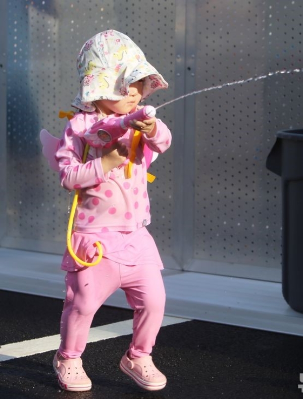 17일 오후 충북개발공사 주차장에서 열린 '문화의바다 열음콘서트'에서 한 아이가 물총을 쏘며 행사를 즐기고 있다.