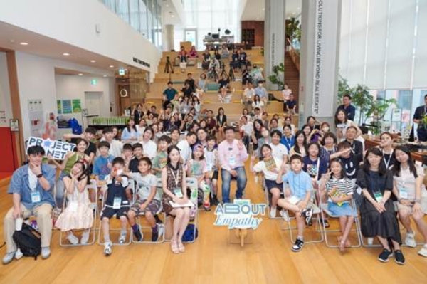 토크콘서트 'About Empathy'에서 카이스트 정재승 교수(세번째 줄 왼쪽 여섯번째)가 초중고 교사, 학생 및 학부모, 풀무원재단 및 프로젝트플래닛 관계자들과 함께 기념촬영을 하고 있다.