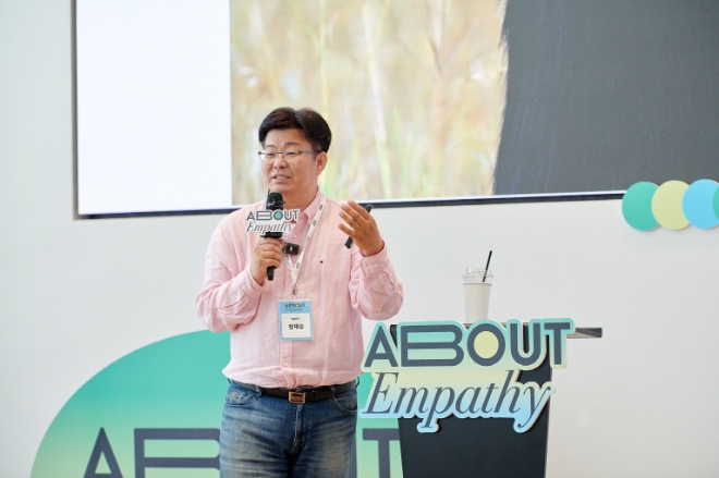 풀무원재단이 17일 서울 신촌 에피소드 라운지에서 개최한 토크콘서트 'About Empathy'에서 카이스트 정재승 교수가 강연하고 있다. 이날 토크콘서트는 미래세대에게 필요한 공감지능과 공감교육의 필요성을 주제로 초중고 교사, 학생, 학부모 등 학교 관계자 120여 명이 참석한 가운데 진행됐다.