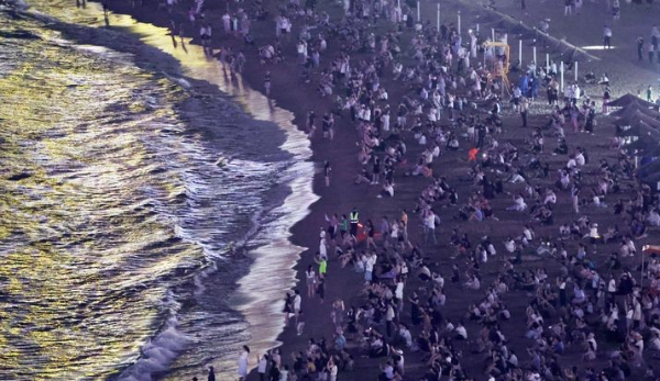 지난 17일 밤 부산 수영구 광안리해수욕장을 찾은 시민과 관광객들이 더위를 식히고 있다.