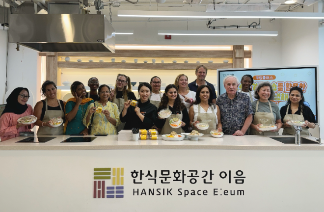 bhc치킨은 지난 14일부터 15일까지 서울 종로구 소재 한식문화공간 이음에서 외국인을 대상으로 ‘이달의 한식’ 쿠킹 클래스를 개최했다. / 사진=bhc치킨 제공