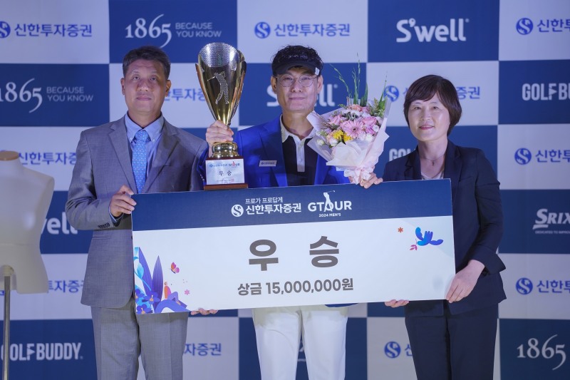 지난 17일(토) 대전 골프존조이마루에서 열린 ‘2024 신한투자증권 GTOUR MEN’S’ 5차 결선 시상식에서 (왼쪽부터)골프존 박강수 대표, 우승자 진수근, 신한투자증권 김수영 본부장이 기념촬영을 하고 있다.