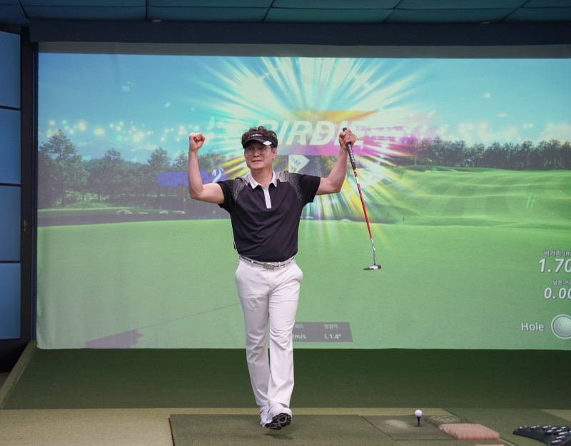 지난 17일(토) 대전 골프존조이마루에서 열린 ‘2024 신한투자증권 GTOUR MEN’S’ 5차 대회 우승자 진수근 경기 모습.