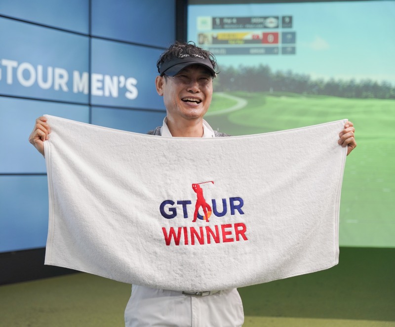 지난 17일(토) 대전 골프존조이마루에서 열린 ‘2024 신한투자증권 GTOUR MEN’S’ 5차 대회 우승자 진수근이 경기 종료 후 세레모니를 하고 있다.