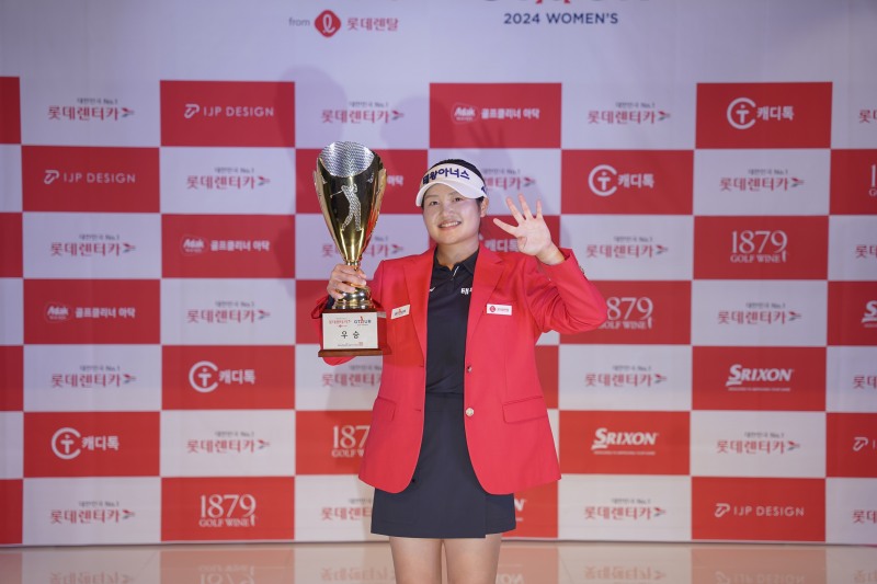 지난 18일(일) 대전 골프존조이마루에서 열린 2024 롯데렌탈 롯데렌터카 GTOUR WOMEN’S’ 5차 대회 우승자 홍현지가 경기 종료 후 세레모니를 하고 있다.