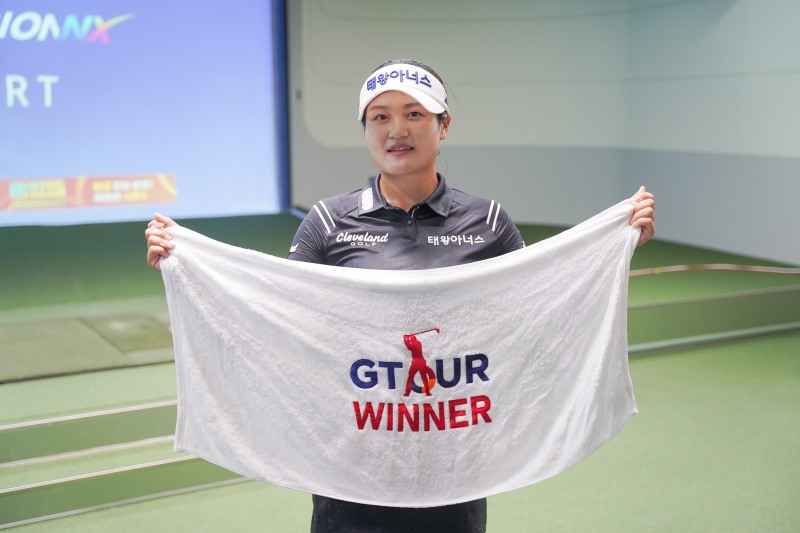 지난 18일(일) 대전 골프존조이마루에서 열린 2024 롯데렌탈 롯데렌터카 GTOUR WOMEN’S’ 5차 대회 우승자 홍현지가 경기 종료 후 세레모니를 하고 있다.