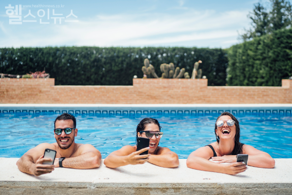 폭염 피해 떠난 여름휴가 중 얻은 일광화상과 눈병. 휴가 후 수면장애 및 피로감 때문에 더 힘들다면? 여름 휴가 후 후유증 현명하게 극복하는 방법 (클립아트코리아)