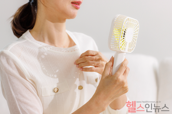 여성과 남성 모두에게 나타날 수 있는 갱년기. 고온다습한 여름철 증상 더 심해질 수 있어... 생활 습관 및 식습관 개선 등의 노력에도 나아지지 않는다면 의료기관 도움 받는 게 좋아 (클립아트코리아)