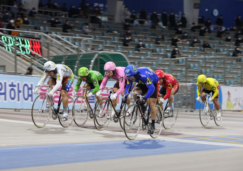경륜 경주가 열리는 광명스피돔에서 특선급 선수들이 치열한 경쟁을 벌이고 있다.