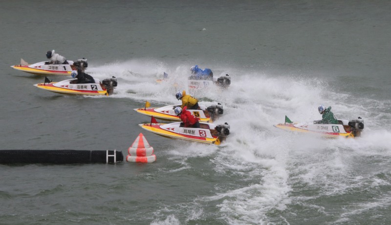 미사리경정장에 출전한 선수들이 턴마크를 돌며 경합을 벌이고 있다