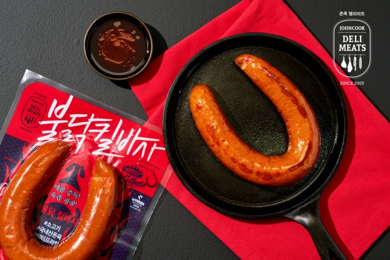 존쿡 델리미트가 신규 출시한 불닭 소스 품은 '불닭 킬바사'/사진제공 : 존쿡 델리미트