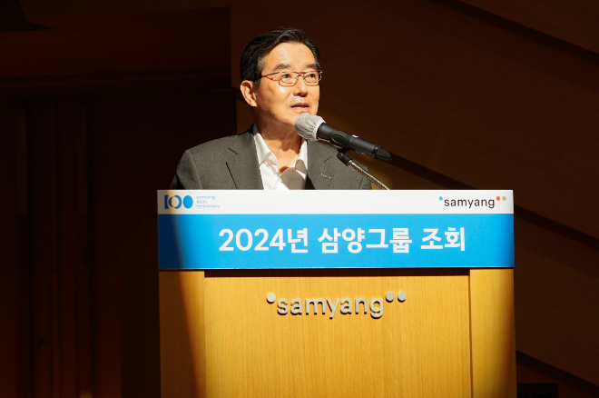 김윤 회장이 19일 판교 삼양디스커버리센터에서 개최한 그룹 조회에서 상반기 경영 성과와 하반기 전략 방향에 대해 직원들에게 설명하고 있다. / 사진=삼양그룹 제공