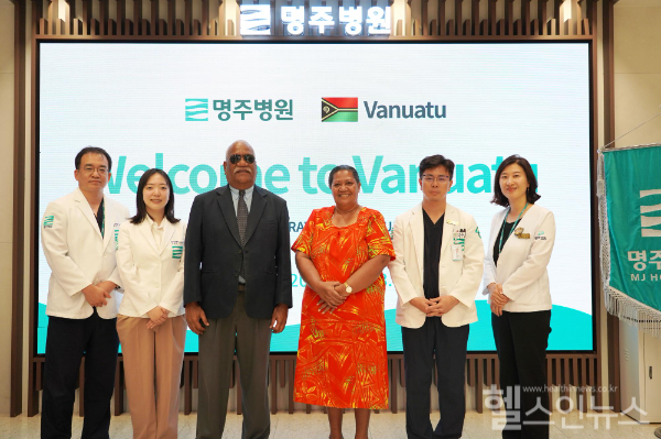 바누아투 공화국 대통령 부부를 비롯, 명주병원 임직원들이 병원 입구에서 기념촬영을 했다 (명주병원 제공)