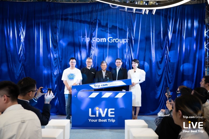 (왼쪽부터) 행사장에서 트립닷컴 그룹의 에디슨 첸(Edison Chen) 목적지 마케팅 사업부사장, 보 순(Bo Sun) 최고 마케팅 책임자, 차탄 쿤자라 나 아유타야(Chattan Kunjara Na Ayudhya) 태국관광청 부청장, 트립닷컴 그룹의 분 시안 차이(Boon Sian Chai) 국제사업부사장, 써니 순(Sunny Sun) 부사장이 기념사진을 찍고 있다.