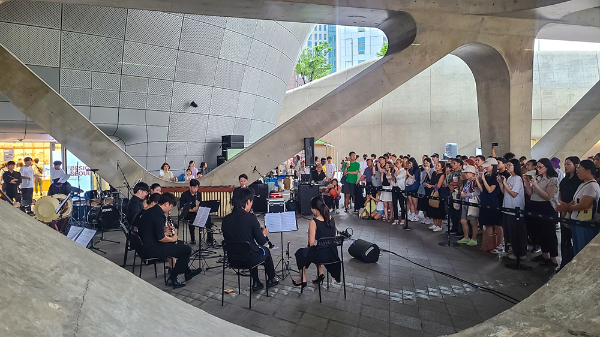 DDP 어울림광장에서 사랑의달팽이 클라리넷앙상블 청각장애인 단원들이 ‘DDP x 소리Play’ 행사를 열고 야외 클래식 공연을 진행했다