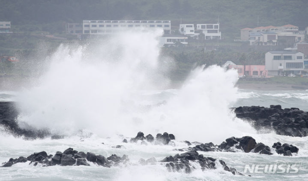 제3호 태풍 '개미'의 영향으로 너울성 물결이 밀려드는 26일 오전 제주 서귀포시 대정읍 상모리 해안가에 큰 파도가 치고 있다.
