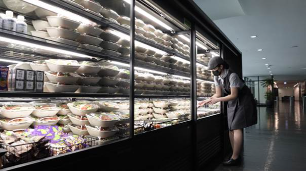 풀무원푸드앤컬처가 운영하는 위탁급식 사업장에서 영양사가 고객들에게 제공할 샐러드를 TO-GO존에 진열하고 있다.