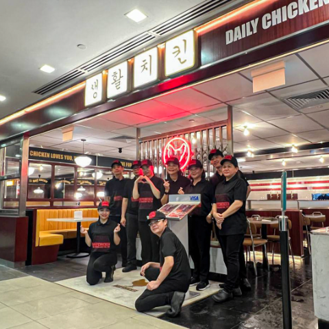 ㈜데일리비어는 싱가포르의 유명 쇼핑몰인 Bugis Junction에 ‘생활치킨’ 단독 매장을 오픈했다