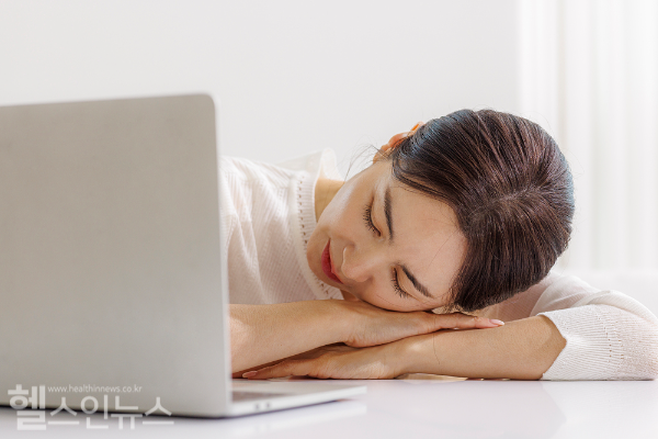 50~60대 여성에게 흔하고 노인성 질염 혹은 비특이성질염이라 불러, 여성호르몬 결핍이 주원인... 증상 있을 때 적극적인 자세로 치료 임해야 (클립아트코리아)