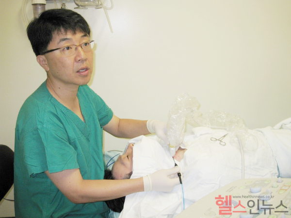 서울아산병원 영상의학과 백정환 교수가 양성 갑상선 결절 환자에게 고주파절제술을 시행하고 있다. (서울아산병원 제공)