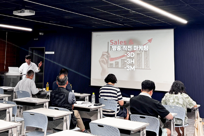 KT는 서대문구청에서 주관하는 ‘소상공인 라이브커머스 지원 사업’을 운영한다고 20일 밝혔다. 사진은 지난 5일 KT 크리에이터팩토리센터에서 소상공인들이 라이브커머스 방송에 필요한 사전 교육을 받는 모습. (사진 = KT 제공)