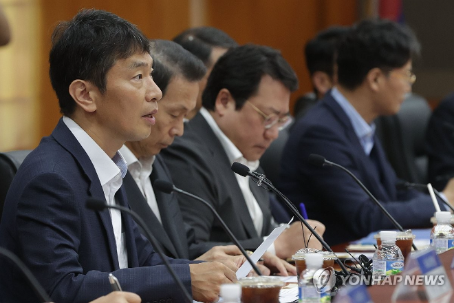 이복현 금융감독원장이 지난 8일 오전 서울 여의도 금융투자협회에서 열린 ‘금융감독원장-자산운용사 CEO 간담회’에서 인사말을 하고 있다. / 사진=연합뉴스
