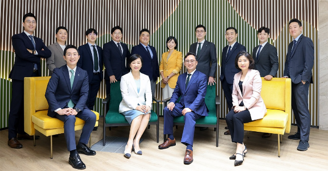 사진 앞줄 왼쪽부터 배도진 하나은행 자산관리컨설팅센터 부장, 이은정 하나은행 WM본부 본부장, 조대현 하나증권 WM영업본부 본부장, 김정현 하나증권 금융상품추진실 실장이 '하나 패밀리오피스 원 솔루션' 전담 직원들과 기념 촬영을 하고 있다. / 사진=하나은행 제공