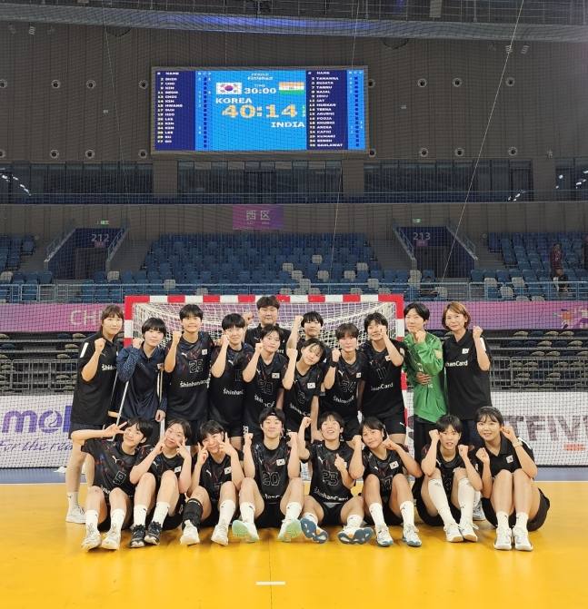 이틀 전 인도를 꺾고 기념 촬영을 한 한국 대표팀