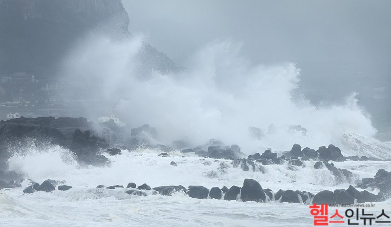 제9호 태풍 종다리가 북상 중인 20일 오전 제주 서귀포시 안덕면 사계리 해안에 거센 파도가 밀려오고 있다. (연합뉴스 제공)