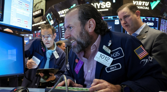 뉴욕증권거래소(NYSE) 트레이더들이 일하고 있다. 사진=DB