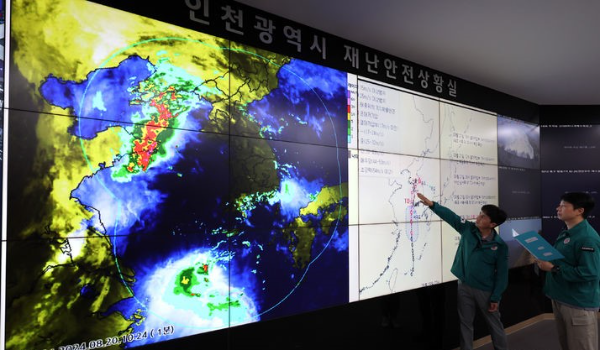 20일 인천 남동구 인천시청 재난안전상황실에서 상황실 근무자들이 한반도로 북상중인 9호 태풍 '종다리'의 경로를 점검하고 있다.