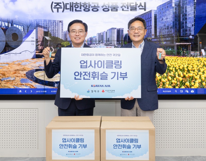 지상휘 대한항공 사회봉사단 운영위원장(오른쪽)과 진교훈 서울 강서구청장이 기념사진을 촬영하고 있다. / 사진=대한항공 제공