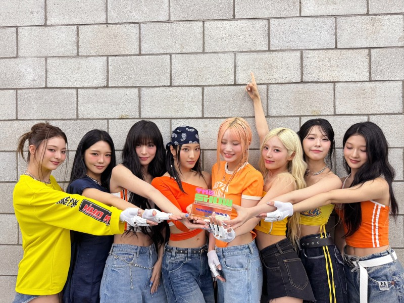 프로미스나인, ‘Supersonic’으로 컴백 후 음악방송 첫 1위…‘서머 히로인’ 아우라 뽐내