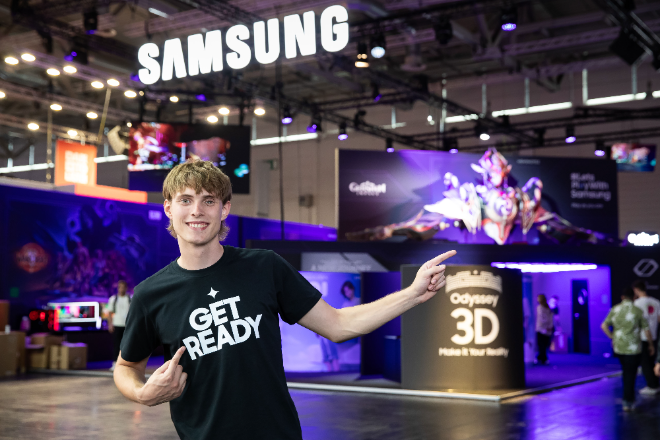 삼성전자 모델이 독일 쾰른에서 열린 '게임스컴 2024(Gamescom 2024)'에서 삼성전자 부스를 소개하고 있다.