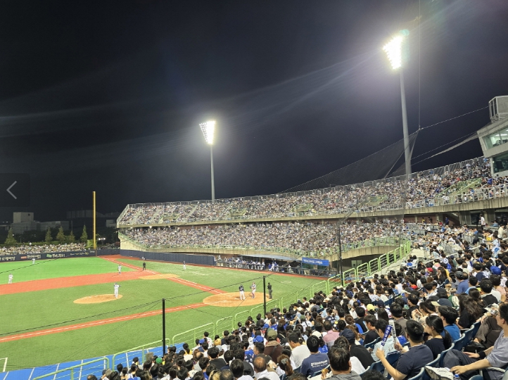 포항야구장, 외야 잔디석까지 채운 1만 64명의 관중 운집
