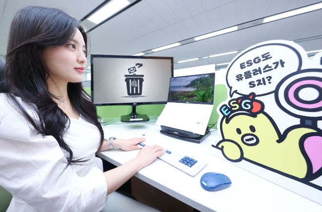 LG유플러스는 '에너지의 날'을 맞아 전사 임직원과 함께 에너지 절감 및 탄소배출 저감 캠페인을 진행한다. 사진은 LG유플러스 직원이 메일함을 비우며 캠페인에 참여하는 모습.