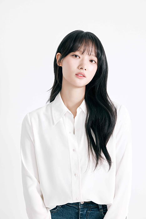 김소율, 흑과 백의 반전 프로필 공개…짙은 눈빛&강렬한 에너지