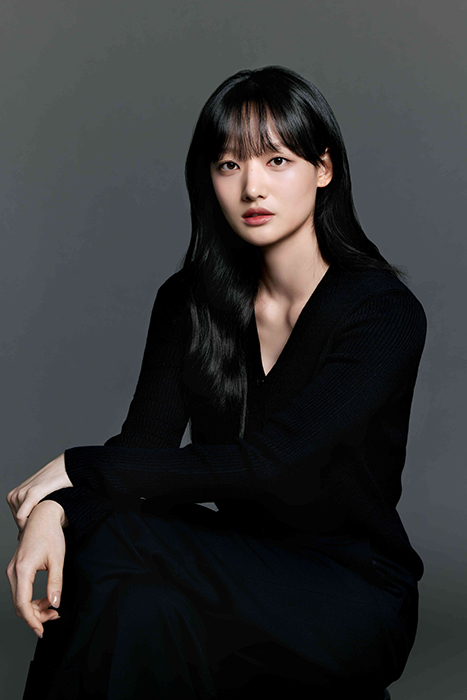 김소율, 흑과 백의 반전 프로필 공개…짙은 눈빛&강렬한 에너지