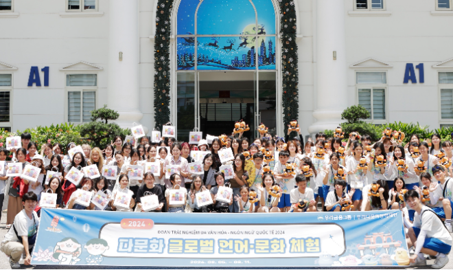 우리다문화장학재단은 지난 8월 5일부터 11일까지 다문화 청소년으로 구성된 글로벌 문화체험단을 꾸려 베트남 하노이를 방문해 다양한 활동과 체험을 지원했다. 체험단이 하노이대학교를 방문해 한국어학과 학생들과 교류활동을 진행하고 기념촬영을 하고있다. / 사진=우리금융 제공