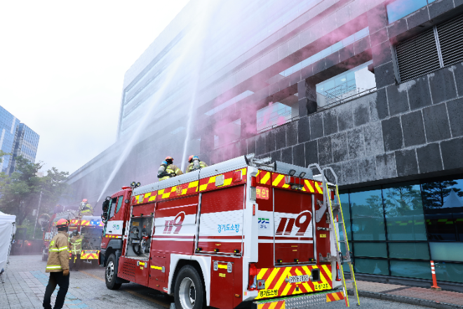 을지 연습 중 소방관들이 농협IT통합센터에서 실제 화재 상황을 가정하여 화재 진압을 하고 있다. / 사진=NH농협은행 제공