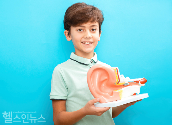 선천적으로 외의가 발달하지 않은 소이증, 귀 모양이 제대로 형성되지 않은 경우 재건 수술로 개선 기대할 수 있어... 청력 손실 시에는 여러 과와 협진 후 수술 진행 (클립아트코리아)