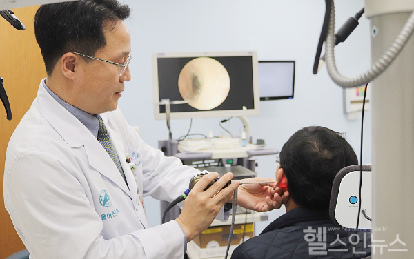 서울아산병원 이비인후과 박홍주 교수가 고도난청 환자를 진료하고 있다 (서울아산병원 제공)