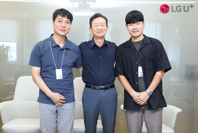 LG유플러스 황현식 사장(가운데)이 프랑스 파리에서 진행한 국제 스포츠 대회에서 방송 중계를 담당한 NW부문 이동일 방송중계팀 책임(왼쪽)과 송다슬 방송중계운영파트 선임을 만나 격려하는 모습.