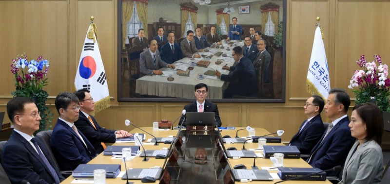 (상보) 한은 기준금리 13연속 동결..올해 성장률, CPI 전망치 각각 0.1%p 낮춰