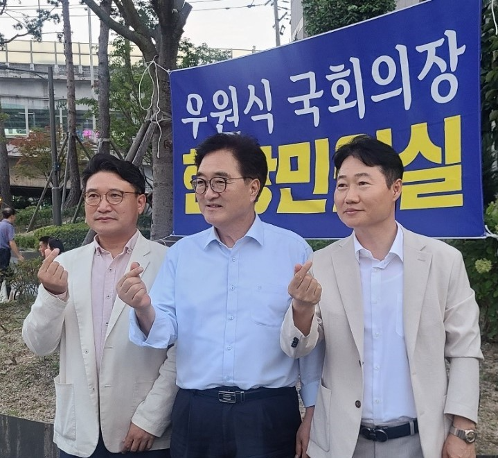 사진=박종철 한국무인경비협동조합 이사장(오른쪽)이 최석배 이사(왼쪽)과 함께 서울시 노원구에서 열린 우원식 국회의장(가운데) 현장민원실을 방문하여 사진촬영을 하고 있다.