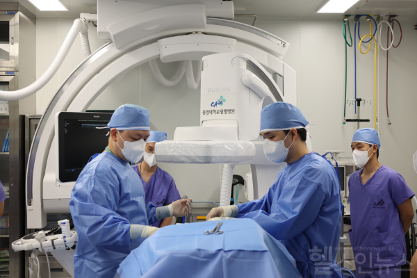 정맥폐쇄술을 시연중인 중앙대학교광명병원 재활의학과 김범석 교수(좌측 첫번째), 나용재 교수(우측 두번째) (중앙대학교광명병원 제공)